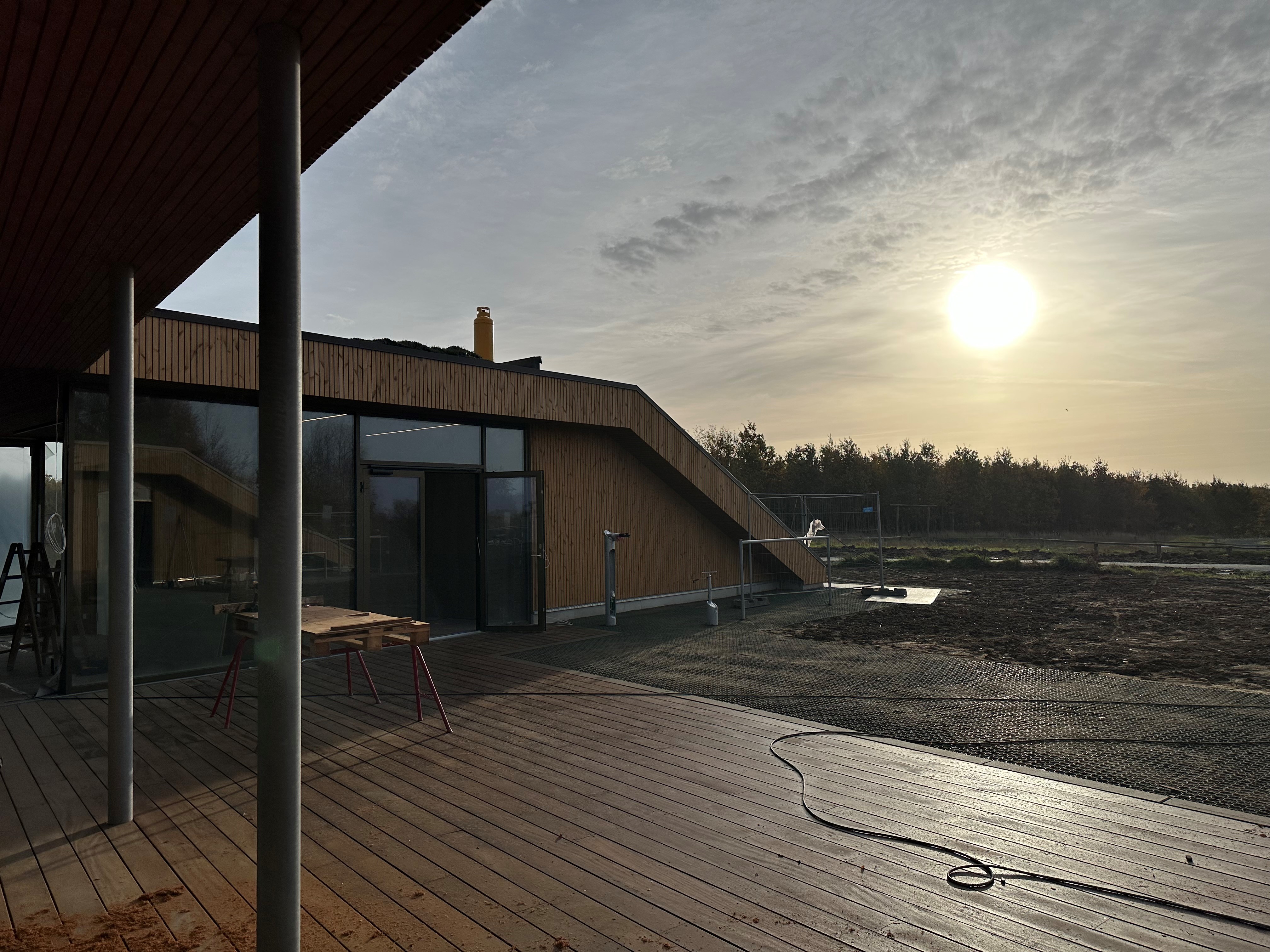 Foto af det overdækkede område og terrassen ved Trailcenter Skanderborg.